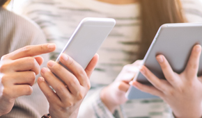 スマホで動画を見ている