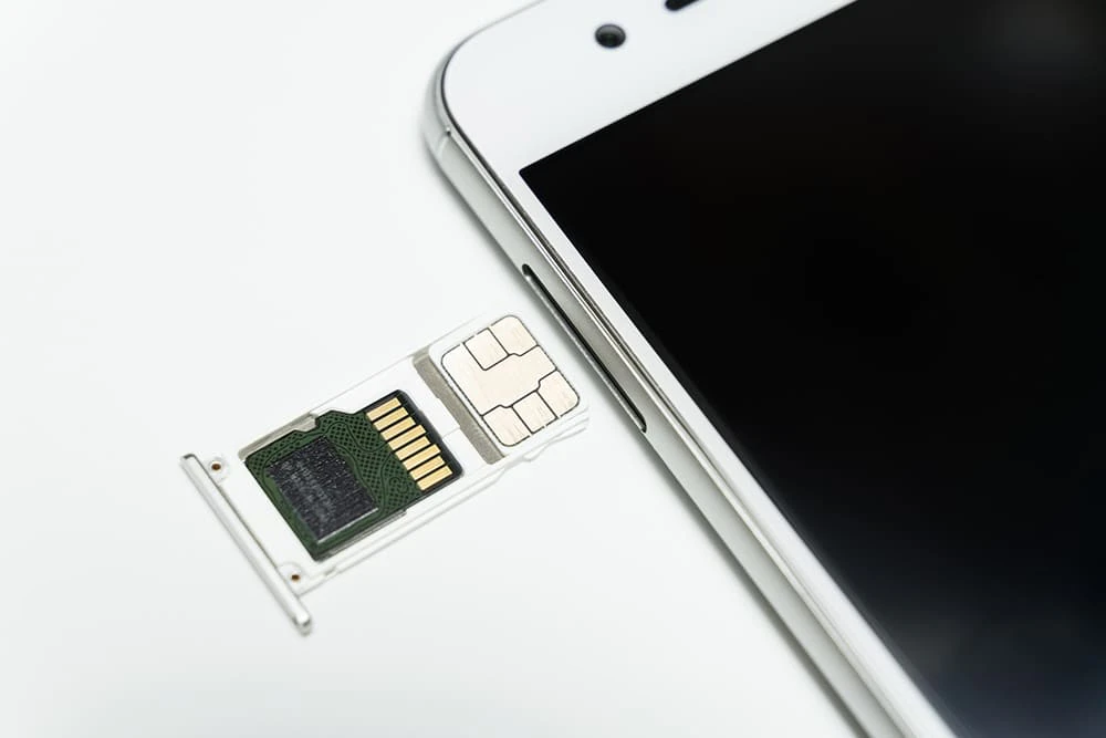 SIMカードとは？役割や種類、利用時の注意点を解説