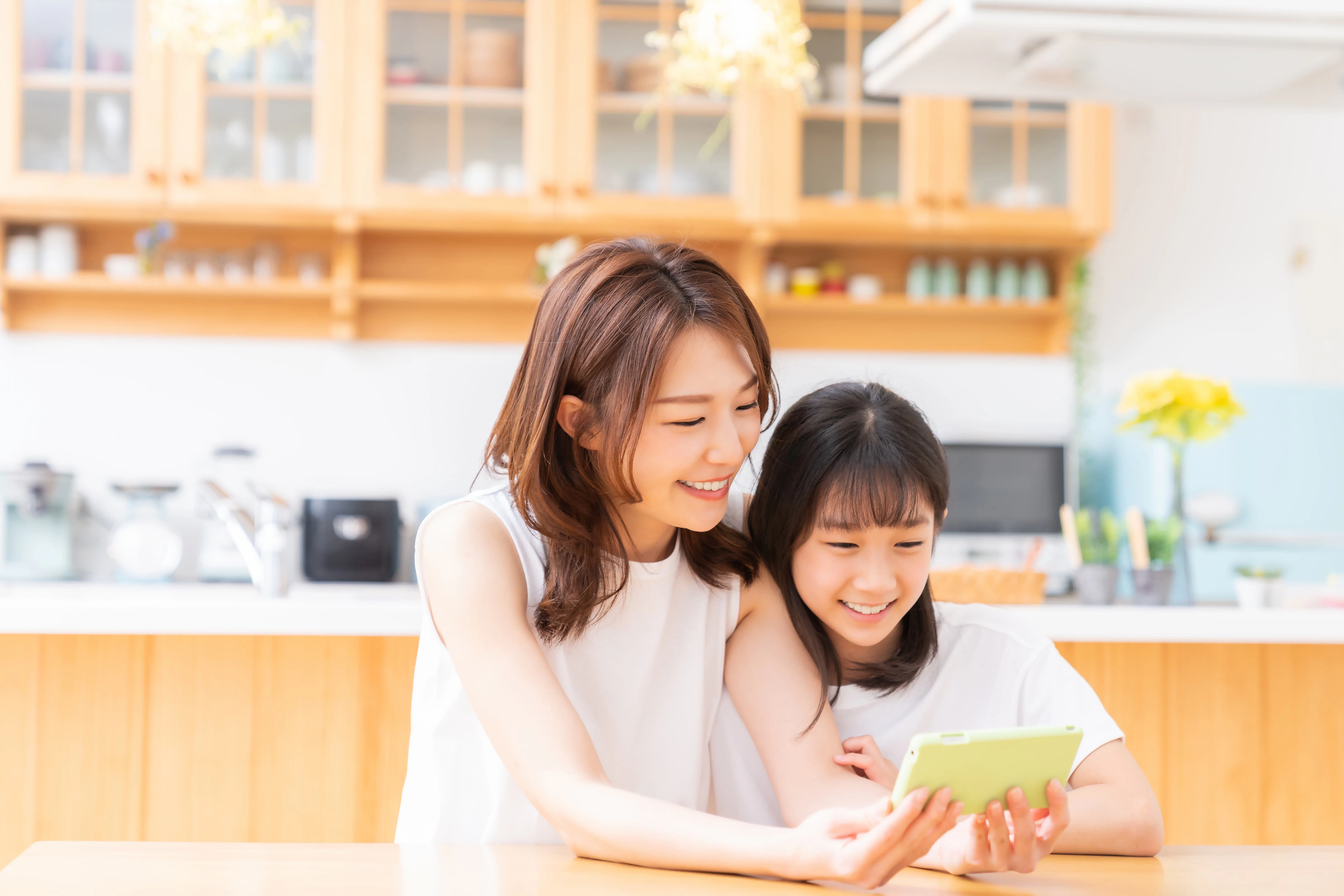 子どもにいつからスマホを持たせるべき？スマホを持たせるメリット・注意点を解説