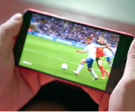 スマホで動画を見ている